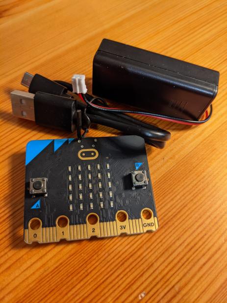 Un o'n unedau Micro:Bit V2 gyda chebl a phecyn batri