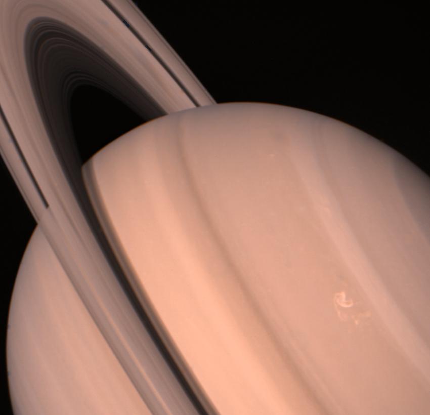 Saturn a'i fodrwyau fel y'u delweddwyd gan stiliwr Voyager ym 1979