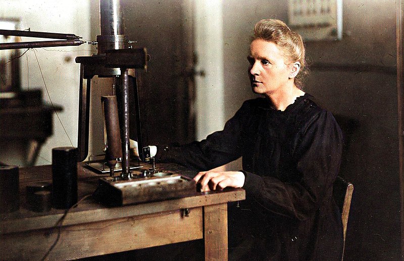 Marie Curie yn defnyddio offer gwyddonol